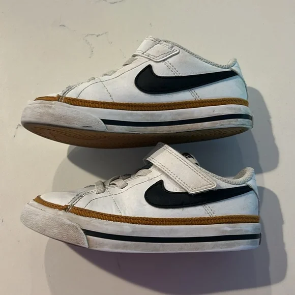 NIKE KIDS size 9 GUC - Picture 2 of 6